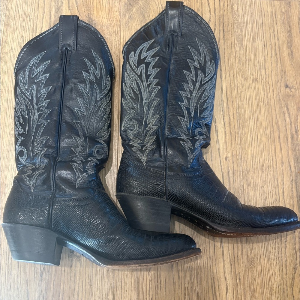 Vintage Justin Black Western Cowboy Boots for Ladies.